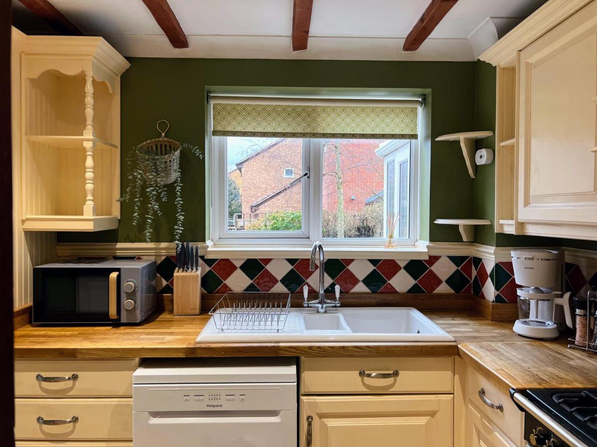 4-Bed Cotswold Getaway With Hot Tub & Gaming Room Churchdown Exterior foto