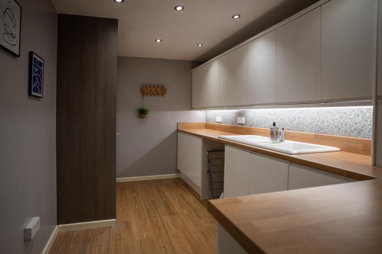 4-Bed Cotswold Getaway With Hot Tub & Gaming Room Churchdown Exterior foto