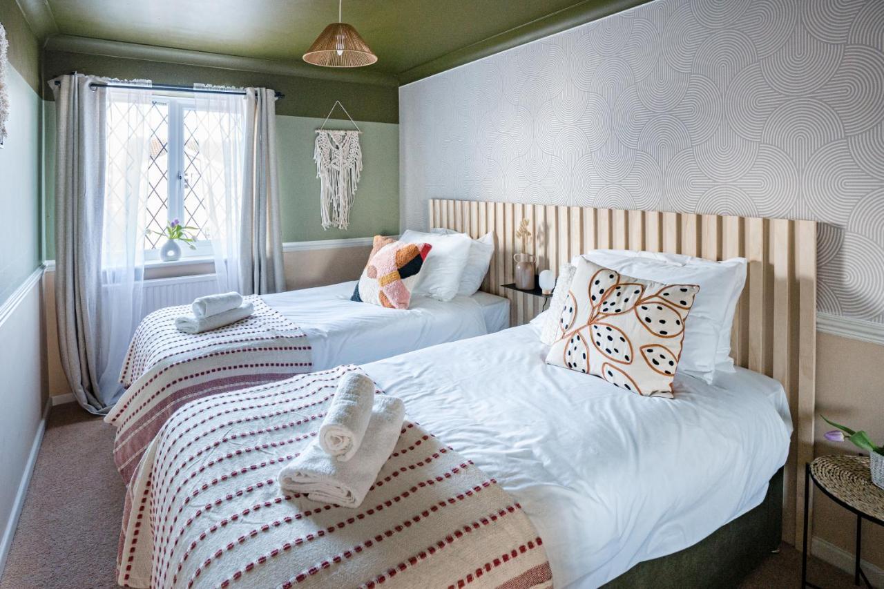 4-Bed Cotswold Getaway With Hot Tub & Gaming Room Churchdown Exterior foto