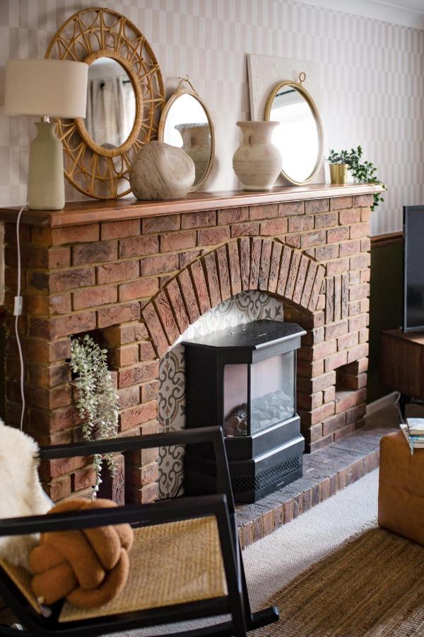 4-Bed Cotswold Getaway With Hot Tub & Gaming Room Churchdown Exterior foto