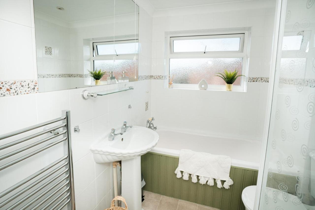 4-Bed Cotswold Getaway With Hot Tub & Gaming Room Churchdown Exterior foto