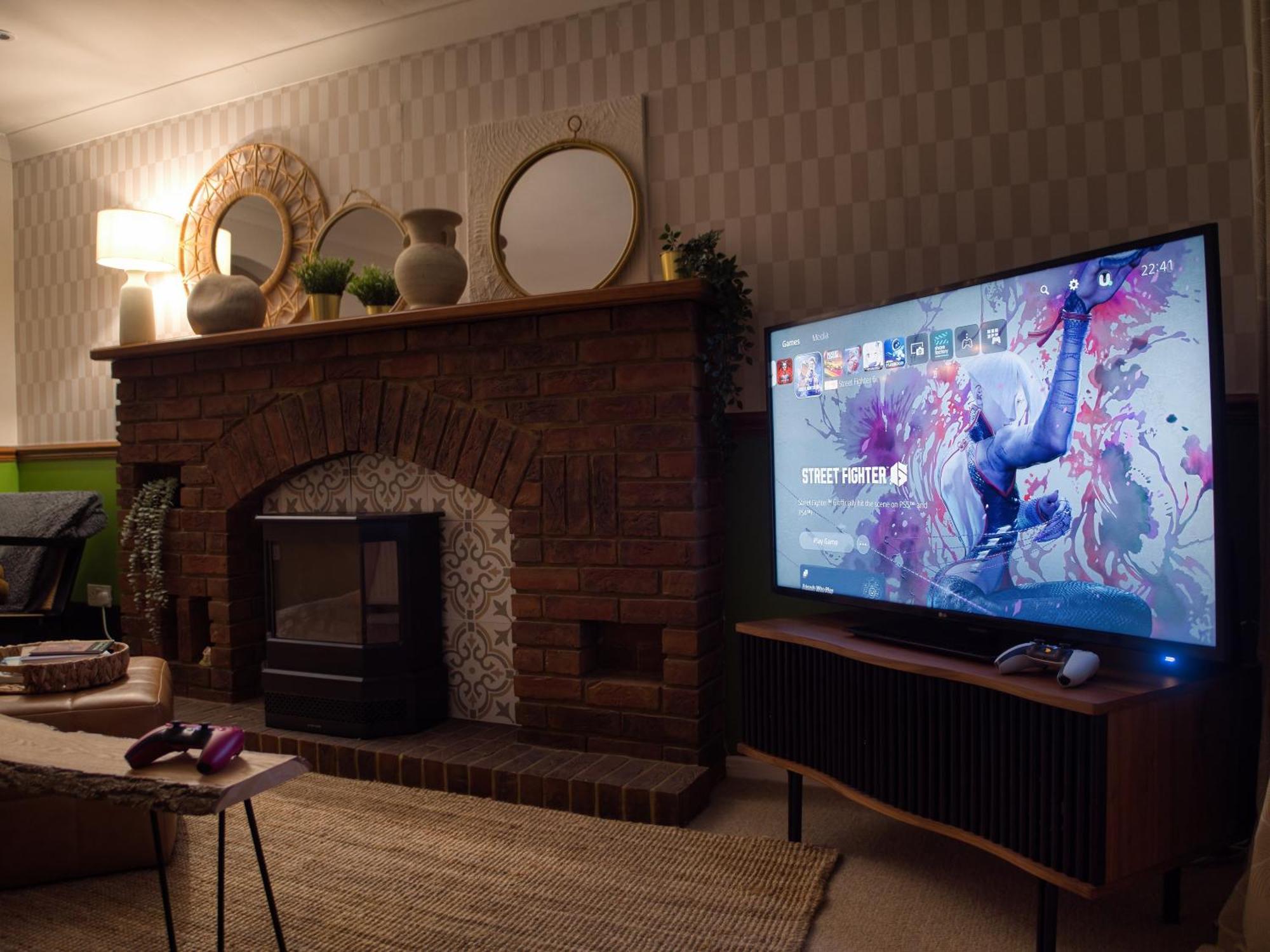 4-Bed Cotswold Getaway With Hot Tub & Gaming Room Churchdown Exterior foto